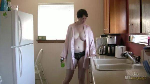 Mature Inara Byrne Nude: Sensual Kitchen Cleaning Reveals All - xxxfiles.com on gratiscinema.com