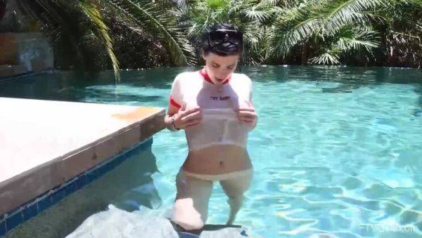 Bella's Pleasure: Big Breasts Outdoors - veryfreeporn.com on gratiscinema.com