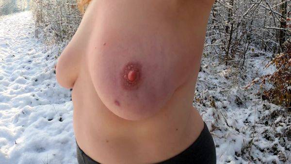 Topless Titslapping While Hiking Trough The Snow - videomanysex.com on gratiscinema.com