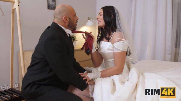 Watch leanne lace's stunning bride get her ass licked before the wedding - sexu.com - Czech Republic on gratiscinema.com