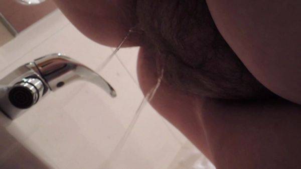 Me pee in bathroom with cum dripping from pussy and poopy ass - hclips.com on gratiscinema.com