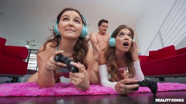 Gamer Girls Compete For Cock - upornia.com on gratiscinema.com