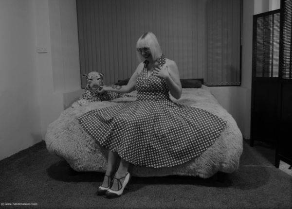 Fifties Housewife - hclips.com on gratiscinema.com