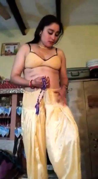 Desi Aunty strip infront of husband - drtuber.com - India on gratiscinema.com