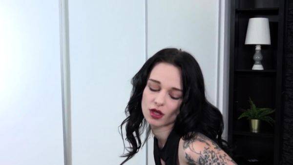 Tattooed Debra Dee Spreads Her Pussy Lips To Toy Herself - drtuber.com - Czech Republic on gratiscinema.com