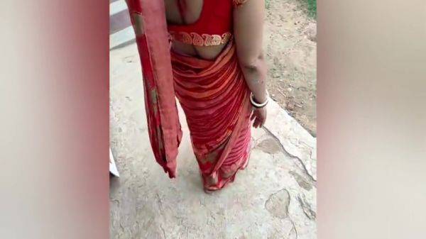 Devar Bhabhi - Village Wife Showing Outdoor - desi-porntube.com - India on gratiscinema.com