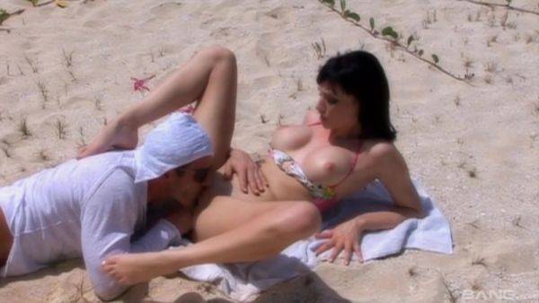 Erotic play by the beach with a random man set to fuck her like crazy - hellporno.com on gratiscinema.com