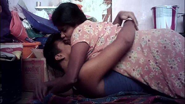 Indian House Wife Kissing On Housband - videomanysex.com - India on gratiscinema.com