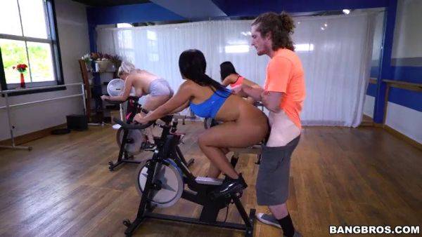 Rose Monroe gets steamy in the gym with a hard cock - sexu.com on gratiscinema.com