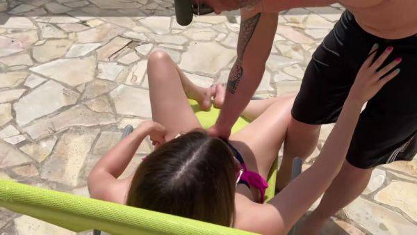 Alice takes advantage of a stud by the pool! - hotmovs.com on gratiscinema.com