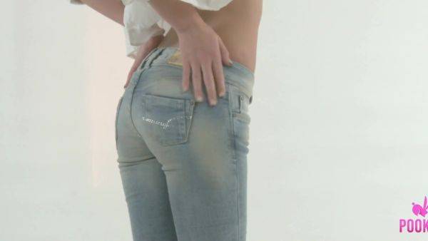 Skinny Beauty Indi Spreads Cheeks in Tight Jeans - anysex.com on gratiscinema.com