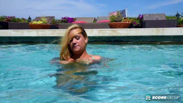 Big Tits, A Bikini And A Pool - hotmovs.com on gratiscinema.com