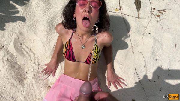 Katty Pees Powerfully On The Beach And I Give Her Golden Shower On Her Face - videomanysex.com on gratiscinema.com