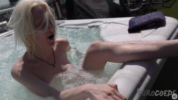 Blonde Ingrida Masturbating With A Dildo In The Jacuzzi - hotmovs.com on gratiscinema.com