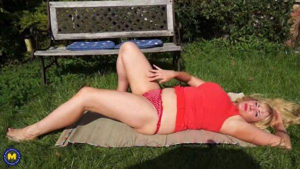 British housewife getting frisky outside by herself - porntry.com - Britain on gratiscinema.com