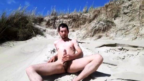 Exhibtionist jerking at the beach again - drtuber.com on gratiscinema.com