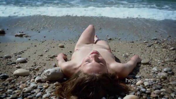 Cindy at the Nude Beach Alone - veryfreeporn.com on gratiscinema.com