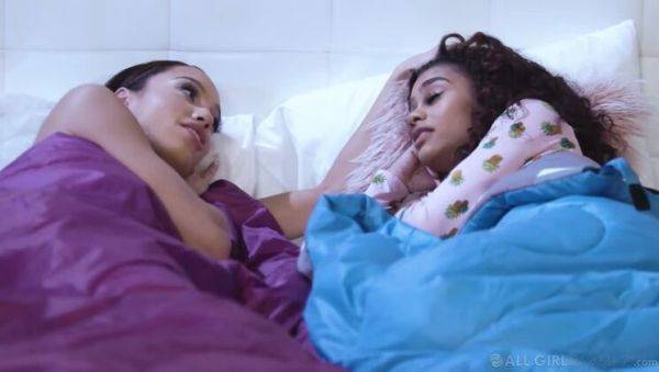 Scarlit Scandal & Alexis Tae: Late Night Lesbian Encounter - porntry.com on gratiscinema.com