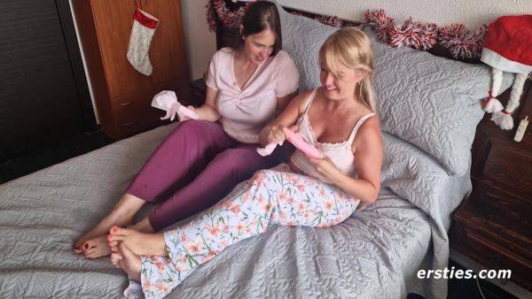 Best Friends Exchange Sexy Gifts Before Using Them To Have Lesbian Sex - hclips.com on gratiscinema.com