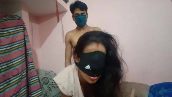 Apni Wife Ko Ghar Aye Dost Ke Samne Choda Dost Ne Video Bnaya Aur Maza Liya - desi-porntube.com - India on gratiscinema.com