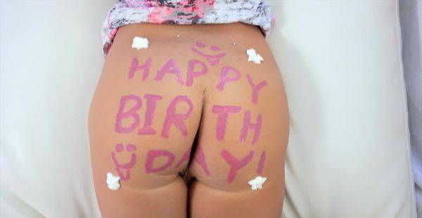 Sensual beauty creamed well after enjoying her birthday present - alphaporno.com on gratiscinema.com