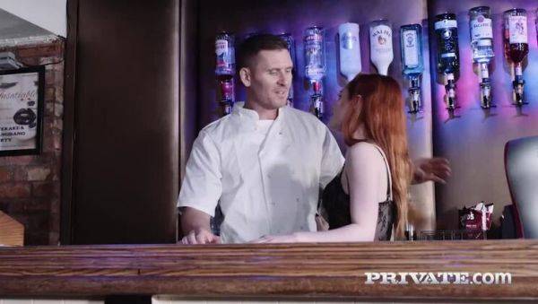 Swinger Ella Hughes Takes a Facial at the Bar - porntry.com on gratiscinema.com