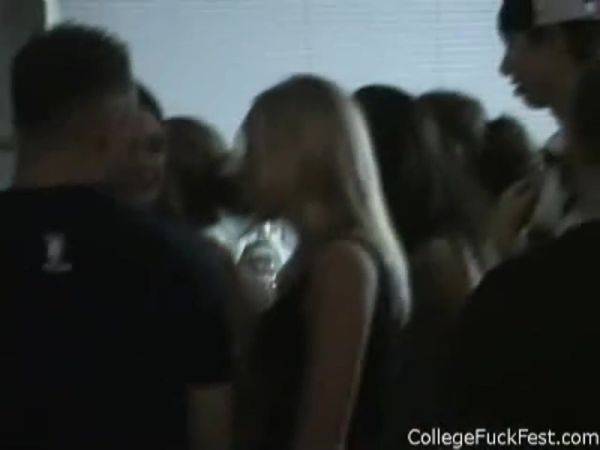 Kissing coed teens get busy in amateur party - txxx.com on gratiscinema.com