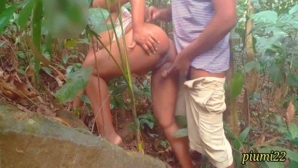 Sri Lankan Couple Risky Outdoor Sex Jangal - desi-porntube.com - India - Sri Lanka on gratiscinema.com