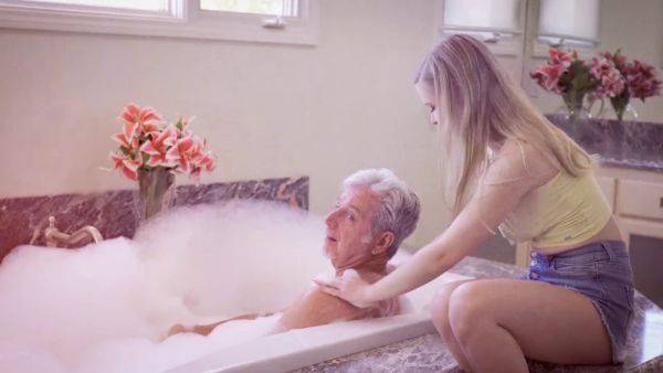 Chloe Temple's step-grandpa caught on camera watching her get down and dirty in the bathroom - sexu.com - Usa on gratiscinema.com