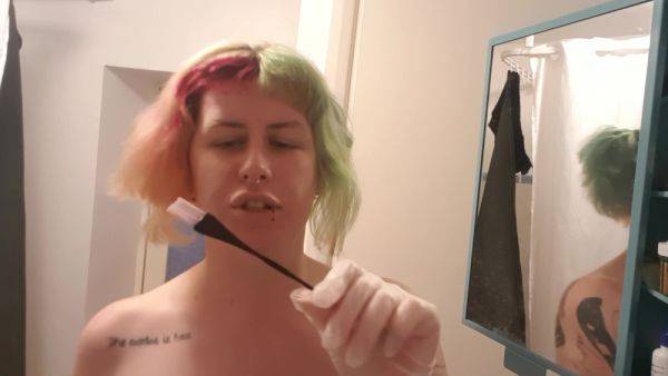 Alternative Girl Shaves Head - hclips.com on gratiscinema.com