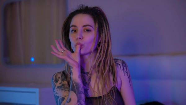 Babe With Dreadlocks And Tattoos Plays With Pussy While Is Home - upornia.com on gratiscinema.com