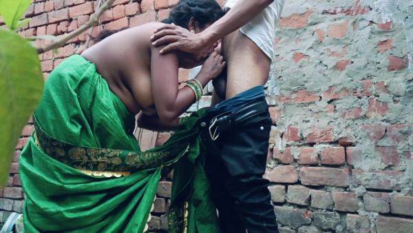 Hot Indian Bhabhi Outdoor Real Anal Sex Video Desi Bhabhi Ki Chudai Ghar Ke Pichhe Real Chudai Video - desi-porntube.com - India on gratiscinema.com