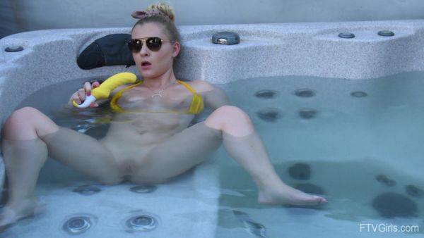 Sweet blonde inserts big dildo in her shaved pussy while in the pool - hellporno.com on gratiscinema.com