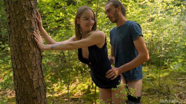 Slender babe tries hard sex in the woods with her new boyfriend - hellporno.com on gratiscinema.com