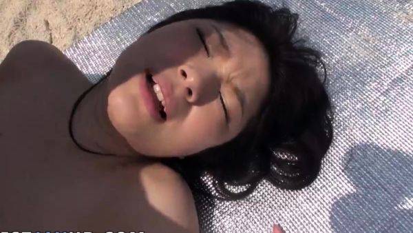 At the gorgeous beach, promiscuous Hina drenches up the - drtuber.com - Japan on gratiscinema.com