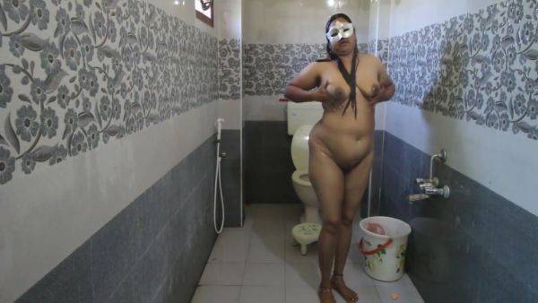 Desi Bhabhi Taking Shower - desi-porntube.com - India on gratiscinema.com