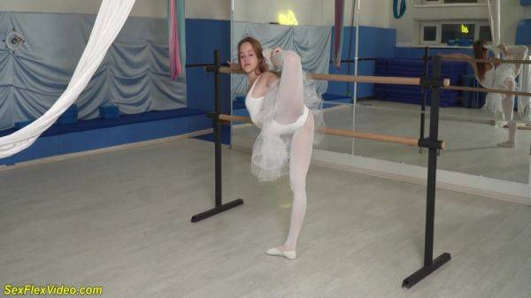 Ballerina Fucked 12 Min With Nicole Murkovski - upornia.com on gratiscinema.com