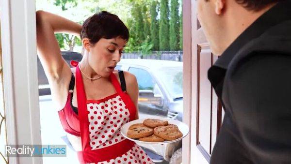 Sexy Housewife (Olive Glass) Mades Cookies For Her Neighbour But What She Really Wants Is His Cock - Reality Junkies - veryfreeporn.com on gratiscinema.com