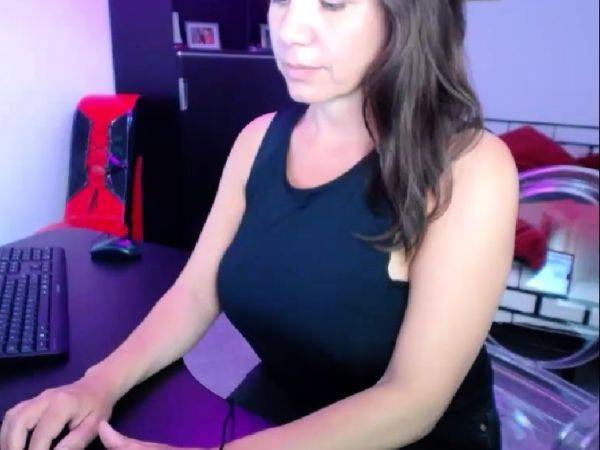 Brunette Solo Webcam Masturbation - drtuber.com on gratiscinema.com