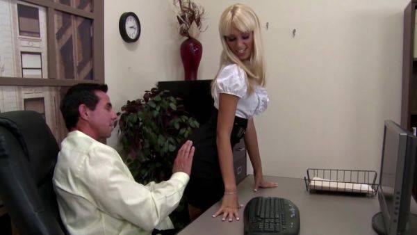 Adorable blonde gets laid at the office with her new boss - xbabe.com on gratiscinema.com