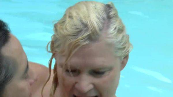 Fuck with Busty Hot Woman in Swimming Pool - hotmovs.com on gratiscinema.com