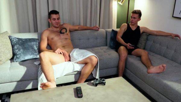 Sexy and fit stepbrother barebacks twink - drtuber.com on gratiscinema.com