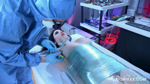Brunette Android pussy gets laid with the mad scientists - hellporno.com on gratiscinema.com