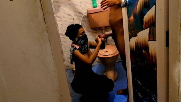 Ko Chhod Ke Chut Fad Do Toilet - desi-porntube.com - India on gratiscinema.com