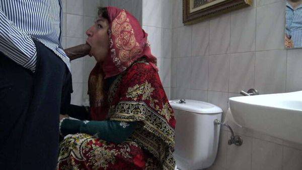 A Raunchy Turkish Muslim Spouse's Encounter with a Black Immigrant in a Public Restroom - veryfreeporn.com - Britain - Turkey on gratiscinema.com