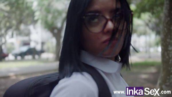 Big ass 18 year old schoolgirl gets caught by stranger - hotmovs.com - Peru - Colombia on gratiscinema.com