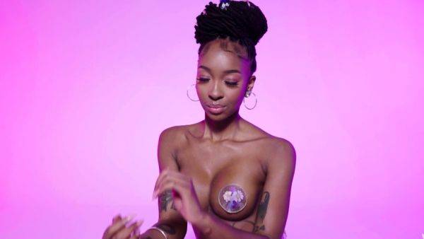 Petite big tits black teen hot posing - drtuber.com on gratiscinema.com