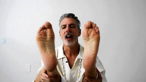 DILF Richard Lennox Shows Off His Feet In Yoga Session - drtuber.com on gratiscinema.com