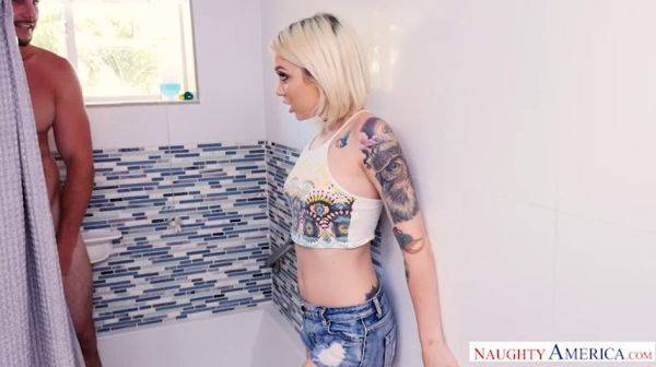 Blonde tattooed chick gets brutally pounded in the bathroom - sexu.com - Usa on gratiscinema.com