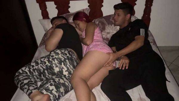 I don't enjoy sharing a bed with my girlfriend's best friend, as I suspect he's banging her next to me (Cuckold Style) - veryfreeporn.com on gratiscinema.com